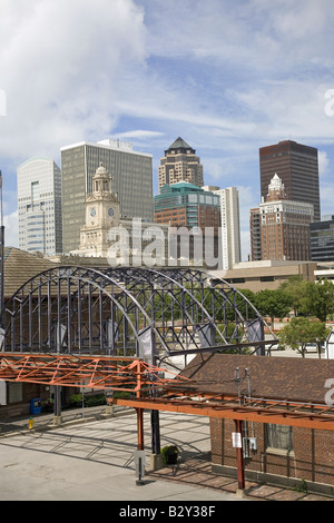 Ancienne gare ferroviaire sur l'ossature de Des Moines, capitale de l'Iowa skyline Banque D'Images