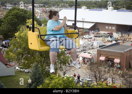 Woman taking photo de télésiège à Iowa State Fair, Des Moines, Iowa, Août 2007 Banque D'Images