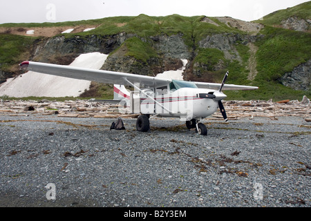 Avion a atterri sur une plage remplie de bois flotté à Katmai National Park et préserver, de l'Alaska Banque D'Images