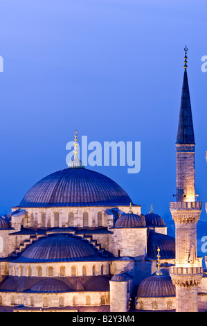 Turquie Istanbul La Mosquée Bleue éclairé à l'aube Banque D'Images