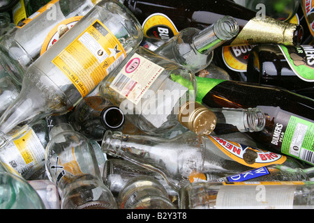 Broken et intact des bouteilles vides dans un aller à l'extérieur d'une maison publique. Banque D'Images