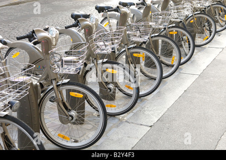 Une rangée de vélos Velib' à Paris, France Banque D'Images