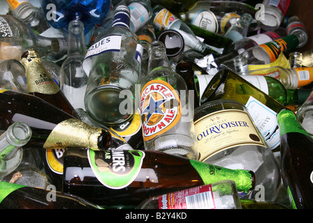 Broken et intact des bouteilles vides dans un aller à l'extérieur d'une maison publique. Banque D'Images