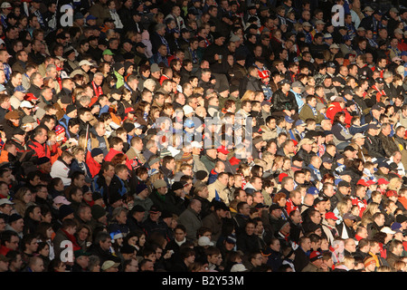 Les spectateurs dans les tribunes au cours de match de football Banque D'Images