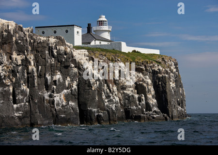 Le phare sur l'intérieur de l'île de Farne Farne dans les îles au large de la côte de Northumberland en Angleterre du Nord-Est Banque D'Images