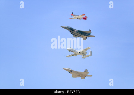 United States Air Force sur son 50e anniversaire avec le vol du patrimoine avec quatre avions vintage, Point Mugu, CA Banque D'Images