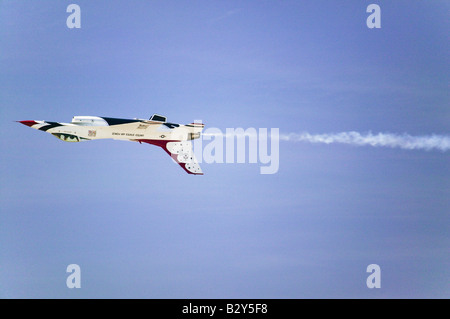 US Air Force F-16C 'Fighting Falcon', connu sous le nom de Thunderbird, volant à l'envers, Point Mugu, CA Banque D'Images