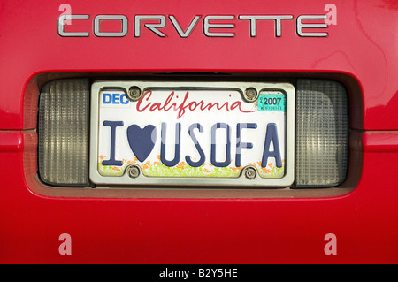 Corvette rouge vif la plaque de licence lire 'J'aime les États-Unis d'Amérique' à Ojai, en Californie. Banque D'Images