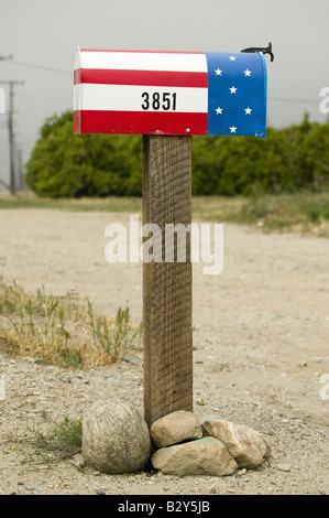 Un rouge, blanc et bleu de la boîte aux lettres américaine patriotique le long de la route dans le comté de Ventura en Californie, près de Santa Paula. Banque D'Images