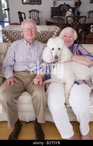 Jack et Lynn Sohm, deux personnes âgées avec caniche blanc posant sur la table, à Annapolis, Maryland Banque D'Images