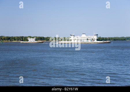 Deux bateaux ferry avec des voitures traversant la rivière James de Jamestown en Virginie à l'Écosse en Virginie Banque D'Images