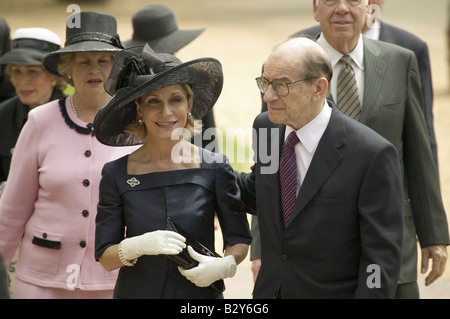 Le correspondant de NBC, Andrea Mitchell et ancien président de la Fed Alan Greenspan arrivant à Williamsburg, VA Banque D'Images