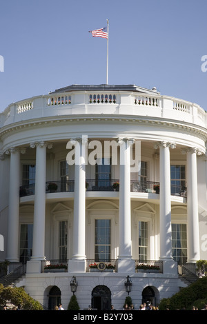 Drapeau américain volant au-dessus de piliers de la portique sud de la Maison Blanche, le balcon Truman, à Washington, DC Banque D'Images