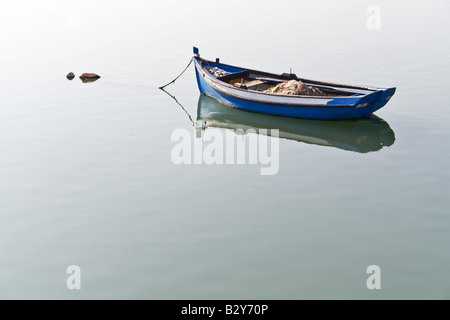 Petit, ancien bateau traditionnel de Seixal, Seixal bay. Le Portugal. Banque D'Images