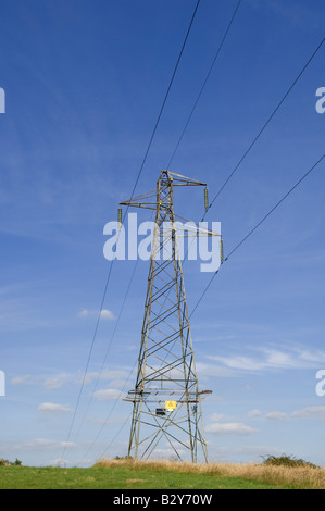 Pylône de l'électricité dans le cadre de ciel bleu dans la campagne du Sussex Banque D'Images