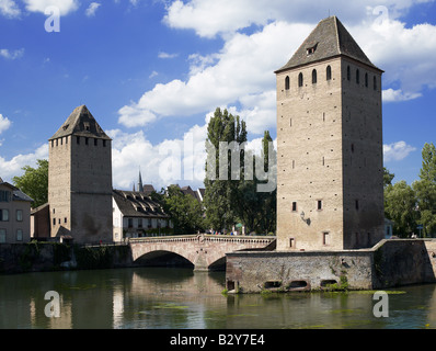 Pont PONTS COUVERTS ET des tours anciennes fortifications du 14ème siècle STRASBOURG ALSACE FRANCE Banque D'Images