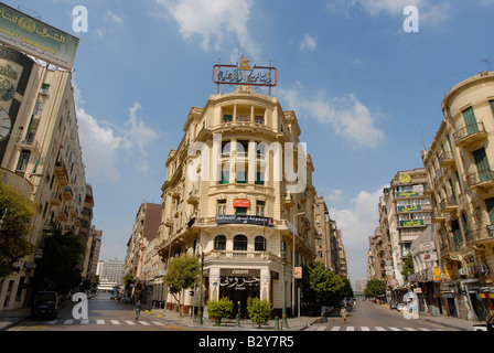 Le centre-ville du Caire est façonné par l'art déco et architecture coloniale. Café bien connu ici à Groppi Talaat Harb Square Banque D'Images