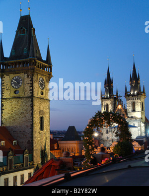 En fin de soirée une vue surélevée de l'allumé en tours de l'église Notre Dame avant Tyn et de la mairie de la Vieille Ville à Prague Banque D'Images