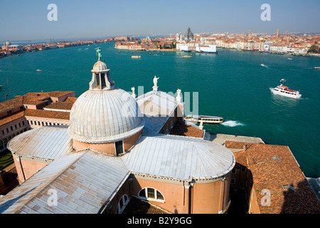 Vue sur le Campanile de Venise à San Giorgio Maggiore Venise Italie Banque D'Images