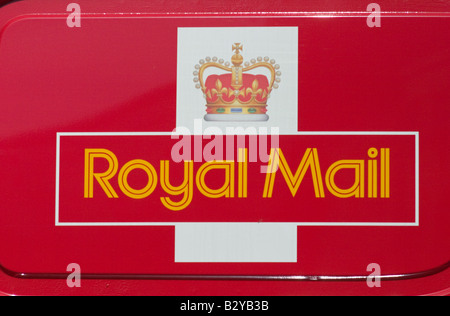 Royal Mail signe sur le côté d'un rouge lumineux Mail Van. Banque D'Images