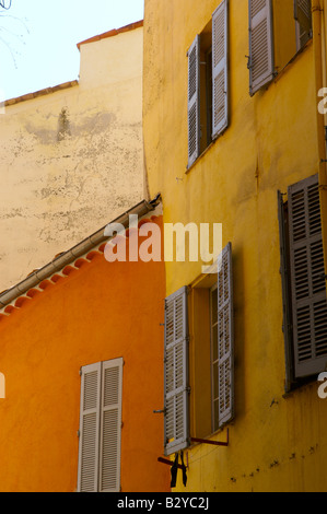 Bâtiments colorés à Grasse, France Banque D'Images