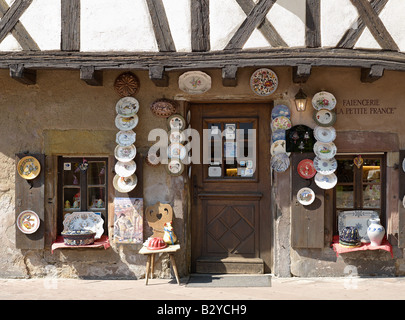 L'ARTISANAT EN CÉRAMIQUE LOCALE ET BOUTIQUE DE SOUVENIRS DE LA PETITE FRANCE STRASBOURG ALSACE FRANCE Banque D'Images