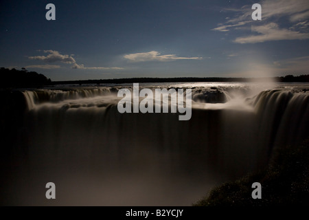 Iguazu Falls, visite de nuit pendant la pleine lune. Parc national de l'Iguazu, Argentine Banque D'Images