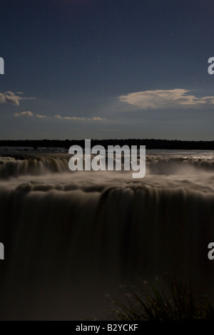 Iguazu Falls, visite de nuit pendant la pleine lune. Parc national de l'Iguazu, Argentine Banque D'Images