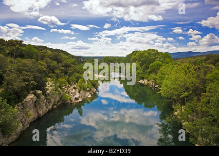 L'Hérault, de la rivière à partir de la 14e siècle Pont de Saint Etienne D'Issensac (Pont), près de Brissac, Languedoc-Roussillon, France Banque D'Images