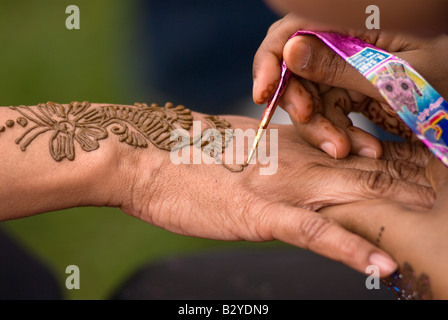 Peinture au henné au London Mela, dimanche 10 août 2008, Parc de Gunnersbury, à l'ouest de Londres, Royaume-Uni. Banque D'Images