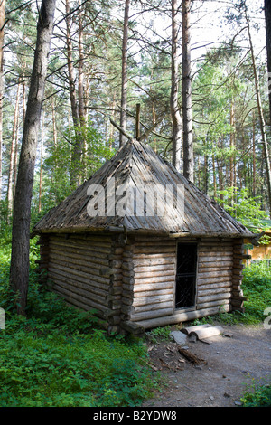 Maison sauvages pour hunter dans une forêt de pins Banque D'Images