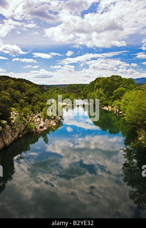 L'Hérault, de la rivière à partir de la 14e siècle Pont de Saint Etienne D'Issensac (Pont), près de Brissac, Languedoc-Roussillon, France Banque D'Images