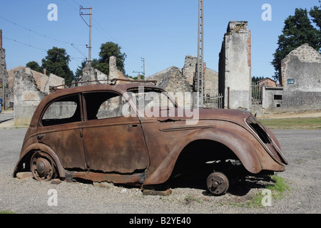 Les restes d'une voiture Peugeot 202 dans le village d'Oradour-sur-Glane en Haute-vienne 87 de France Banque D'Images