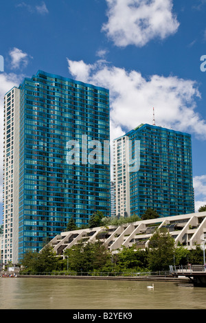 Appartement vitré bleu blocs sur le port de Toronto avant de Queens Quay. Banque D'Images