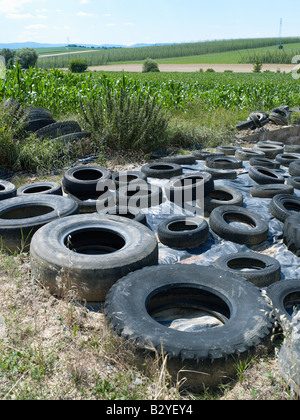 Vieux PNEUS ABANDONNÉS SUR LES TERRES AGRICOLES ALSACE FRANCE EUROPE Banque D'Images