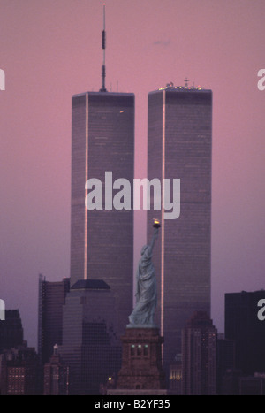 Statue de la liberté et du World Trade Center Twin Towers New York City Manhattan Banque D'Images