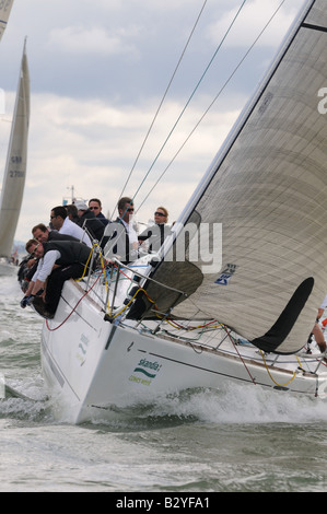 Location de bateau à face au vent avec équipage sur le côté au début de la course de l'île de Wight Cowes Week 2008 Banque D'Images