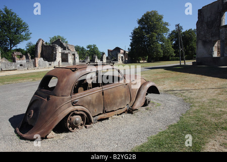 Les restes d'une voiture Peugeot 202 dans le village d'Oradour-sur-Glane en Haute-vienne 87 de France Banque D'Images