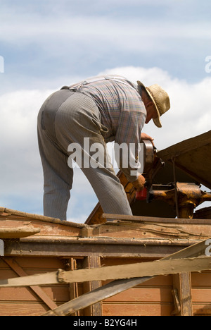 L'huilage agriculteur français vieille batteuse au salon de l'agriculture, de l'Indre, France. Banque D'Images