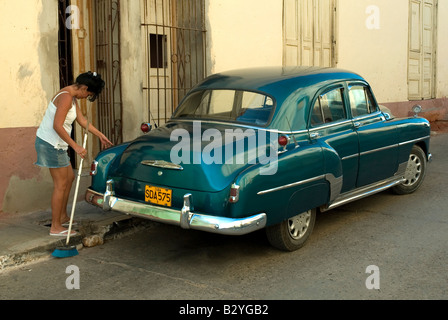 Voiture classique dans une rue de Trinidad, Cuba. Banque D'Images