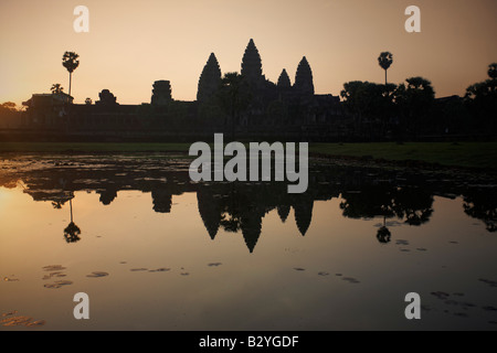 Temple d'Angkor Wat reflété dans l'eau au lever du soleil. Banque D'Images