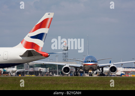 La queue de l'avion de British Airways et American Airlines avion Boeing 777 - London Heathrow, Royaume-Uni Banque D'Images