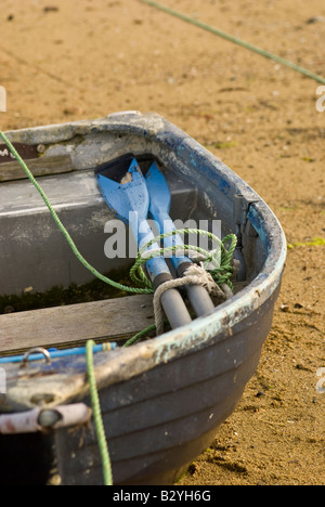 Une vieille barque échouée avec avirons bleu Banque D'Images