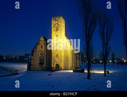 St Peters Church à Wearmouth sur les rives de la rivière l'usure dans la neige la nuit Sunderland Banque D'Images