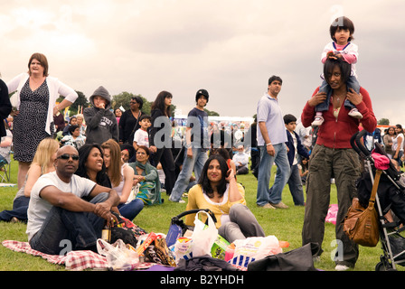 Vue générale de la foule à la London Mela Dimanche 10 août 2008 Gunnersbury Park Londres W3 Banque D'Images