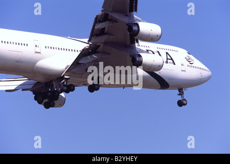 Boeing 747 exploité par Pakistan International Airlines en approche pour l'atterrissage à l'aéroport Heathrow de Londres Banque D'Images