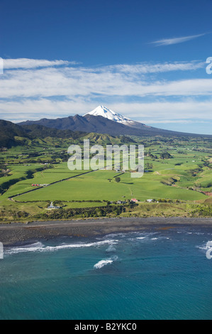 Littoral Taranaki près de Oakura près de New Plymouth les terres agricoles et Mt Taranaki Mt Egmont Taranaki Île du Nord Nouvelle-zélande aerial Banque D'Images