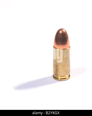 L'or et du cuivre 9mm bullet cartouche sur fond blanc high key. Banque D'Images