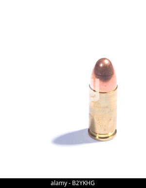 L'or et du cuivre 9mm bullet cartouche sur fond blanc high key. Banque D'Images