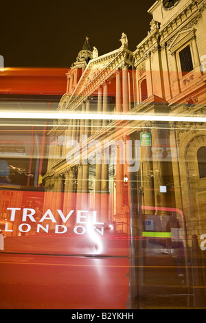 London City Bus passant la cathédrale St Paul Banque D'Images